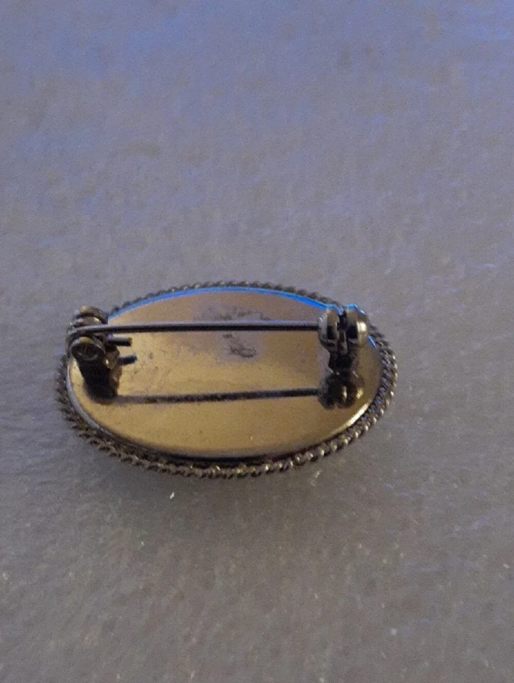 Handcrafted Floral Micro-Mosaic Oval Pin in Green - Picture 4 of 4
